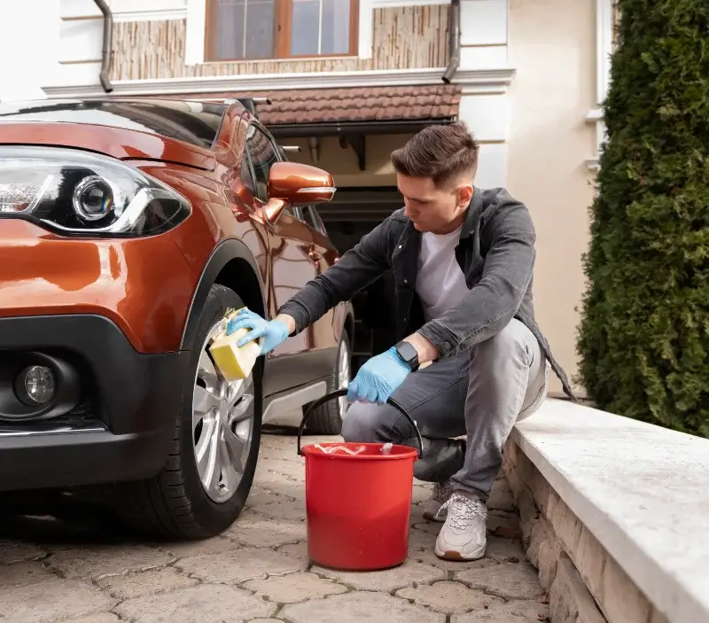 Lavage auto à domicile Renung : professionnel intervenant sur un véhicule